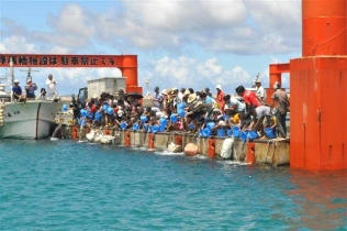 パヤオの日まつり記念タマン放流・荷川取漁港（撮影：沖縄県、2011年8月）