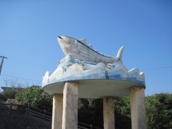 池間島のカツオ漁業記念のモニュメント（撮影：橋村修）