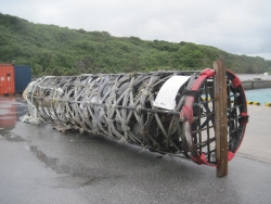 陸上にあげられている浮き漁業パヤオ　（伊良部島佐良浜港にて2010年12月　撮影：橋村修）