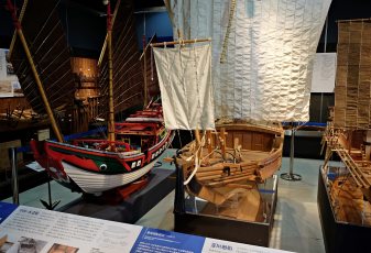 写真３　神奈川大学日本常民文化研究所企画展「和船の構造と技術」の木造船展示（ジャンクと弁才船）