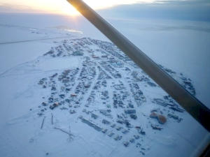 上空から撮影したコッツビューの町。画面右上は凍結したコッツビュー湾。アラスカで夏場もっとも最後まで流氷が残り、ベルーガの先住民生存捕鯨が盛んである。