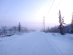 村の南を通る、クロス・ストリートを西から東に見たところ。気温が−40℃以下になると水蒸気が凍り、霧となり遠景は霞む。