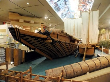 復元された丸子船。ミヨシの接合法に特徴がある。