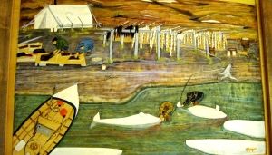 元コッツビュー市長 Roswell Schaeffer氏が自らのサーマキャンプ・ベルーガ猟を描いた木彫り絵。