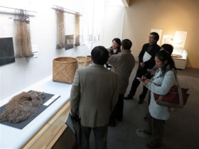 琵琶湖博物館「民具を科学する」展で展示物を前に討論