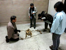 栗東歴史民俗博物館で収集したばかりの首木・鞍・尻枷を使用状態に復原