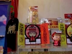 土産コーナー定番の赤いＱ版媽祖人形