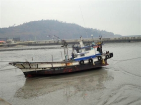 入江の船、海水が引き傾いている。