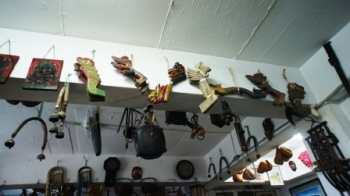 清渓川の骨董品店　　　喪輿に装飾されていたコクトゥ類（鳳凰）。色とりどりの彩色は、丹青という伝統技法。郷土玩具にもよくもちいられていた。仮面類（右奥）は、植民地期コレクターたちが好んだ蒐集品のひとつ。