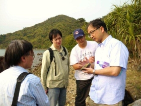香港中文大学の鄧聡先生と学生さんたち。　WongTeiTung遺跡にて。