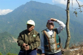 屏東県瑪家郷のパイワン族集落跡地で集落の来歴を語ってくれた二人