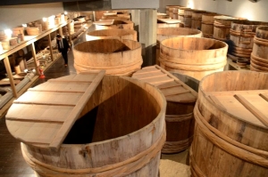 東和収蔵庫（久賀歴史民俗資料館）に展示されている樽